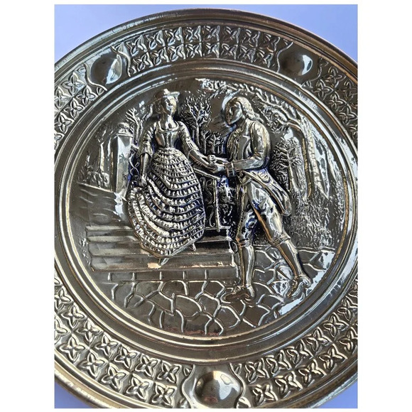 Set of 2 Vintage Brass Embossed Metal Wall  Plates, Romantic Scenes - Picture 8 of 14